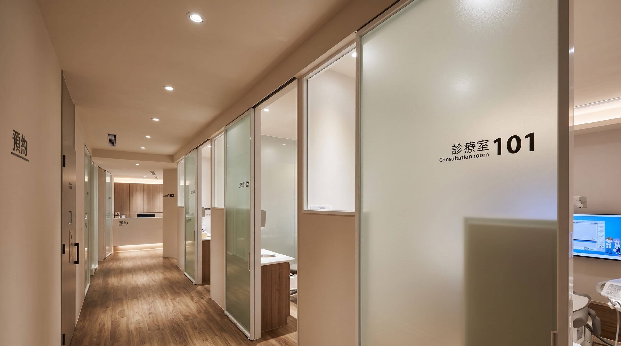 透明壓克力室內公司招牌:懸空固定在牆面的透明壓克力門牌