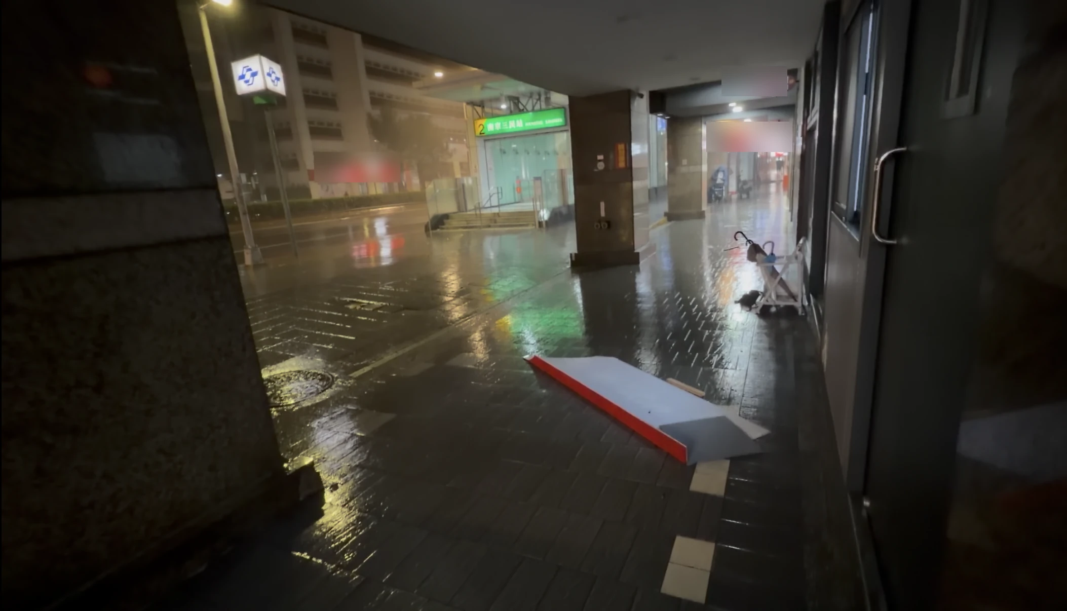 颱風後騎樓地面招牌掉落的實拍現場